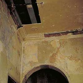 Blick in eine Wohnung vor Beginn der Sanierungsarbeiten 2001.